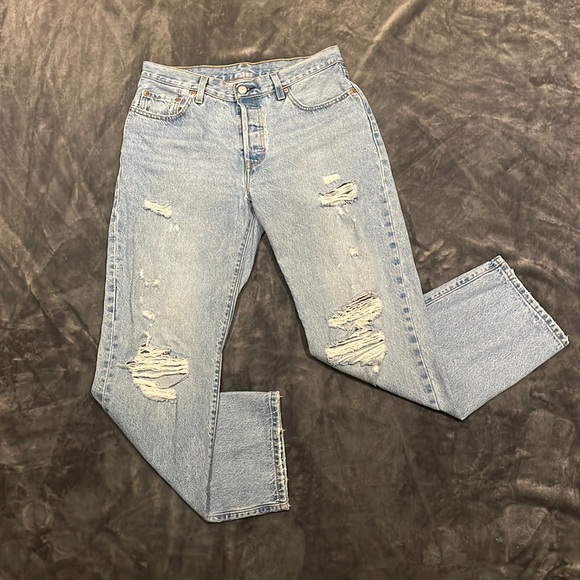 🌸 Levi’s Distressed Light Blue Jeans 🌸 - Picture 2 of 6